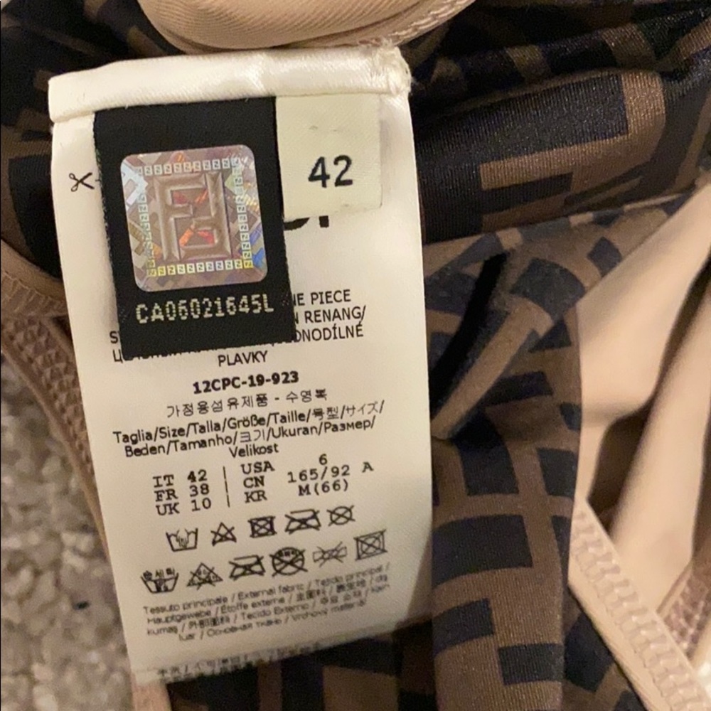 ❌SOLD❌ Reversible Fendi one-piece swimsuit 100% A - Picture 9 of 13